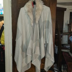 Kelly & Katie faux fur collar lightweight geometric poncho